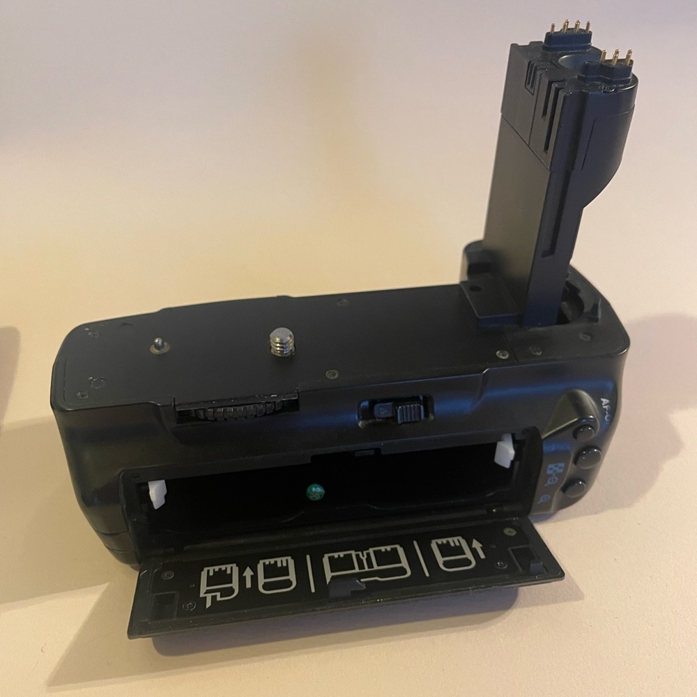 Vello BG-C2 battery grip for Canon Mark II